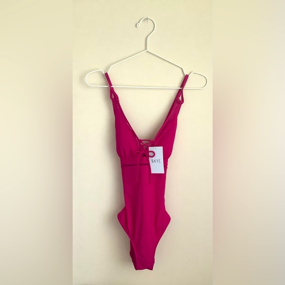 🌺 NEW One piece swimsuit by SKYE - Picture 3 of 10